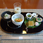 先付けと前菜：京都九条葱と赤貝のヌタ和え、新馬鈴薯摺り流し、黒胡椒、シラス酢浸し，桜一枝、蛤田舎煮，木の芽，碓井豆翡翠煮，桜百合根茶巾絞り，お魚煮凝り