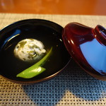 海のしょうげつ - 煮物椀：清汁，みる貝と地若布の真丈，鶯豌豆，花柚子