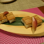 海のしょうげつ - 凌ぎ：煮穴子の押し寿司，有馬山椒，酢取り茗荷