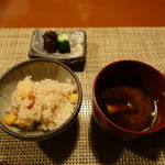 海のしょうげつ - 御飯物：新生姜と小柱の炊き込み御飯、香の物二種、止椀(赤出汁仕立て)、占地、三つ葉