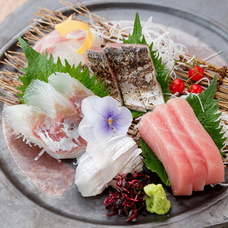 市場から仕入れる旬の食材を使った一品料理をリーズナブルに提供