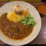 SPICY CURRY 魯珈 - 中華風にんにくの芽と羊肉のキーマカレー＋るうろう煮玉子、山菜祭！たらの芽とこごみと菜の花のトマトカレー(ぷち)