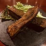 バー ベーシス - BBQスペアリブ。炭火で焼き上げます