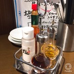シーフードスタンド パチョレック ハナタレ - 生牡蠣に好みで塩、タバスコ、ポン酢、ウイスキーを掛けてどうぞと。
