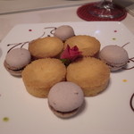 レ ロジェ エギュスキロール - シェフおすすめコース：お茶菓子