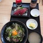 愛南 市場食堂 - ふかうら真鯛のごまだれ丼とびやびやかつおの刺身