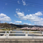 CUCINA KURAMOCHI - 鴨川の橋の上からの眺め、我が家はあの山のズーーット奥(-.-;)y-~~~