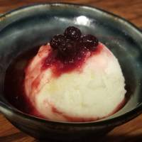 バニラアイス・たっぷり果肉ソースがけ