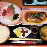 Uosakaba Juraku - 本日の日替わり定食（刺し身2点盛りとサバのみそ煮）790円