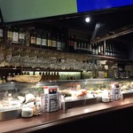 シーフードスタンド パチョレック ハナタレ - 店内カウンター方向　天井からの大きなビジョンには6時から阪神・ベイスターズ戦