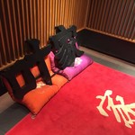 叶家 - 玄関をガラガラ開けると叶家さんが座布団でお出迎え