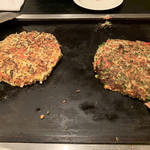 Okonomiyaki Monjaya Kiteppanyaki Yamuyamu - konaやむ天（左）、牛すじねぎ焼き（右）