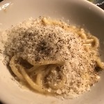 カルネジーオ ウエスト - 山盛りチーズの太いスパゲティ(お取り分け後)