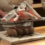 たかおか - 棒寿司は目の前で皮目を炭火で炙られます。こんなパフォーマンス初めて。