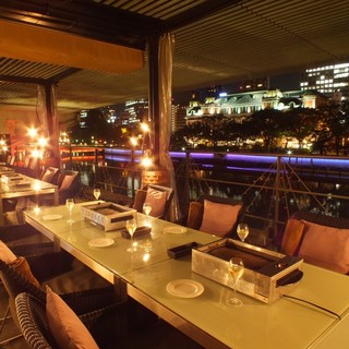半屋内型テラスで中之島を一望できる夜景スポット