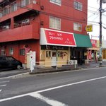 デリーシャス - 外観。横に駐車場があります。