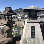 おふくろ亭 - 由比川橋から