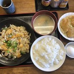 おふくろ亭 - 白ホル定食 ニンニク 大飯 500円
      チキンカツ 100円