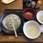 おふくろ亭 - 白ホル定食 ニンニク 大飯 500円
      チキンカツ 100円