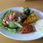 Kafe Kia Kkera - セットの前菜&サラダ&パン・580円(税込み)
                      どれも美味しいけど、ドレッシングが特にいい！ 後、ミニスイーツが付きます。