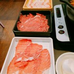 しゃぶ葉 - 手前がイベリコ豚で、真ん中が牛肉で、奥が三元豚のバラ肉です。