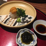 徳うち山 - ・お造り：マコガレイ　雲丹 身がプリプリ。とても新鮮なのがわかります。 醤油か海苔醤油でいただきます。マコガレイも雲丹もたっぷり。 雲丹が甘いんです。ここで、日本酒いただきました。