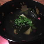 徳うち山 - ・お椀：筍とワカメ まず、桜を描いた器に感激。九州の作家さんのものだそうです。 桜の季節しか使用しない器。出会えてよかった。 そして、出汁がとても上品。筍とワカメというシンプルなお椀、好きです。