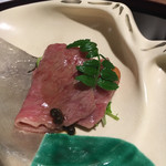 徳うち山 - ・蔵王牛の雲丹巻き（サービス） 蔵王牛はほどよくサシがあってレア。上質の牛です。甘い雲丹が巻かれていました。 すばらしく美味しい！