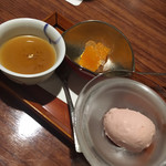 徳うち山 - ・甘味：あまおうのアイス、黒糖のプリン、果物 お腹いっぱいで時喰みさんではいただけなかった、黒糖プリン。 なめらかで口の中でとろけます。