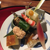 徳うち山 - ・八寸：太刀魚の塩焼き、穴子の煮凝り、根三つ葉と桜海老のお浸し、ホワイトアスパラ、海老、玉子など 彩がきれい。春の八寸ですね。焼き物の太刀魚からいただきます。ほどよい焼き加減。 お浸しの根三つ葉がシャキシャキ。日本酒がすすみます。