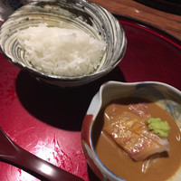 徳うち山 - ・鯛茶漬け これもいただきたかった一品。 炊きたての土鍋ご飯。お米はつやひめだそうです。本当につやつや。 鯛はけっこう大きめのカットで、ゴマダレがたっぷり。 まずは白いご飯とゴマダレをつけた鯛でいただきました。 鯛がぷりぷり、ゴマダレはしつこすぎず、ほどよいとろみがありました。