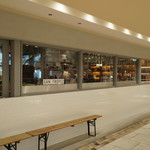 SANTROPEZ - ガラス張りのオープンキッチンは、店外からもご覧いただけます。