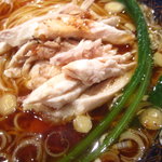 支那麺 はしご - 中国酒で蒸した若鶏の千切りが載った支那そば