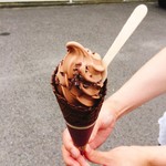 スイス菓子のアルム - チョコレートソフトクリーム（450円）