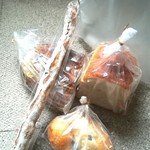 ブリコラージュ ブレッド アンド カンパニー - パンドミ1/2、ブリコラージュブレッド1/4、ナッツのバトンを購入。試食にと、オリーブのムーのミニいただきました。わ～い、ありがとうございます☆　20190410