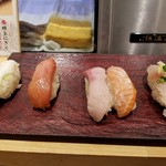 立ち寿司横丁 - 中盤。