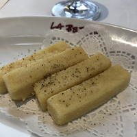 ラ・ベットラ・ダ・オチアイ ナゴヤ - ひよこ豆と…なんちゃら
                      ワインのサービスの品です