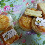 オーベルジュ・イマイ - 「林檎とくるみ」２コ入り３５０円、４コ入り６５０円。
