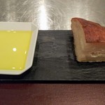 イル アオヤマ - ●自家製フォカッチャ、オリーブオイル