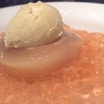 ミオテゾーロ - 白桃の白ワインコンポート　バニラアイス添え