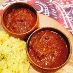 マサラ食堂 - 左奥:チキンカレー　右手前:フィッシュカレー