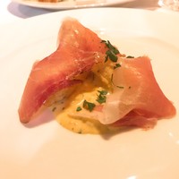 インカント - ホワイトアスパラのフリット。
                    卵のソースがかかり、生ハム（スペック）が添えられている。