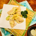 Izakaya Akatombo - 生ハムとアボカドの天ぷらはサクとろの触感がたまらない！お酒に合います♪