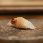 寿司処 しん - 明石産 真鯛 桜の葉で香り付け☆