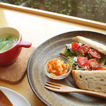 カフェ アンナプールナ - 天然酵母パンがもっちり、どっしり。お野菜もしっかり食べられます。