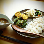 カフェ アンナプールナ - カレーセットは日替わり。季節の野菜をスパイスで。食べるヨーガ的薬膳。