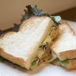 珈琲と紅茶　瑞季 - ベーコンやチーズ、サラダ菜・卵ををはさんだトーストサンドはボリュームたっぷり！