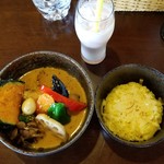 Soup Curry Chinita - やわらかチキンと彩り野菜(ピリ辛の普通盛)+チーズontheライス+ハスカップラッシー