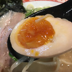 呼び戻しとんこつ 光四郎 - 黄身がトロトロ