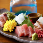 Ashibi Sashimi Assortment - Assortment of five types of sashimi made with fresh prefectural fish from the morning parsley.
